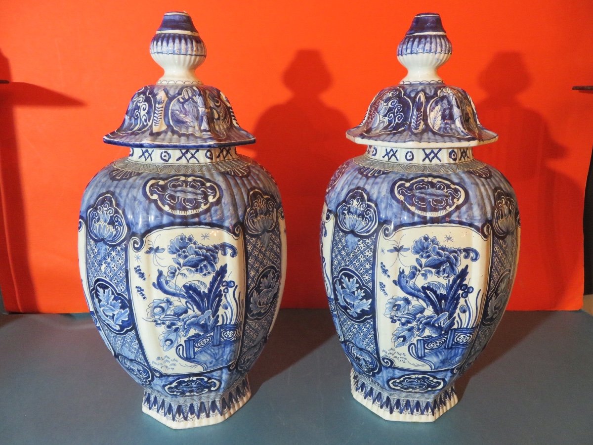 Pair Of Covered Vases, With Fluted Bellies, In Delft Earthenware (ht 46 Cm), Early 20th Century