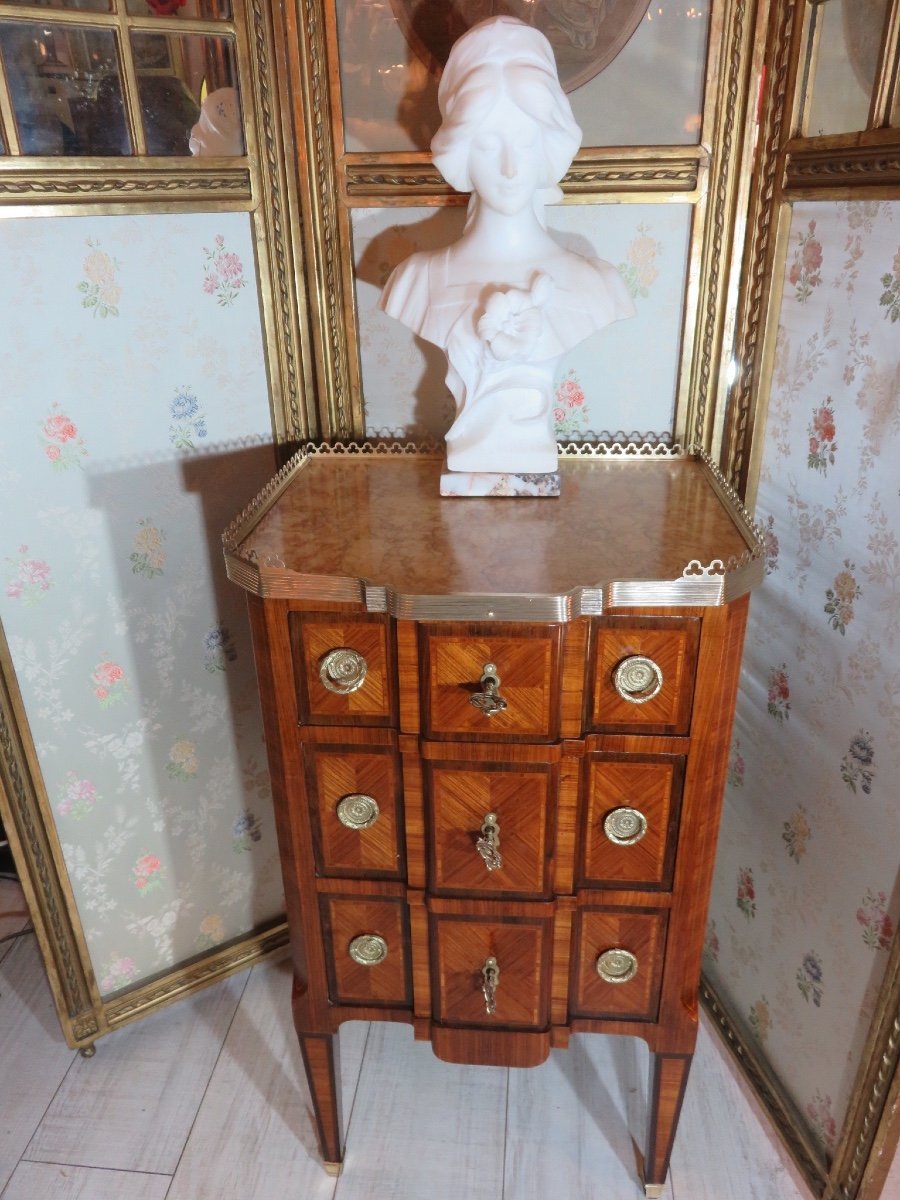 Petite Commode En Marqueterie , à Ressaut  ,de Style Transition Louis XV Louis XVI Début XXème