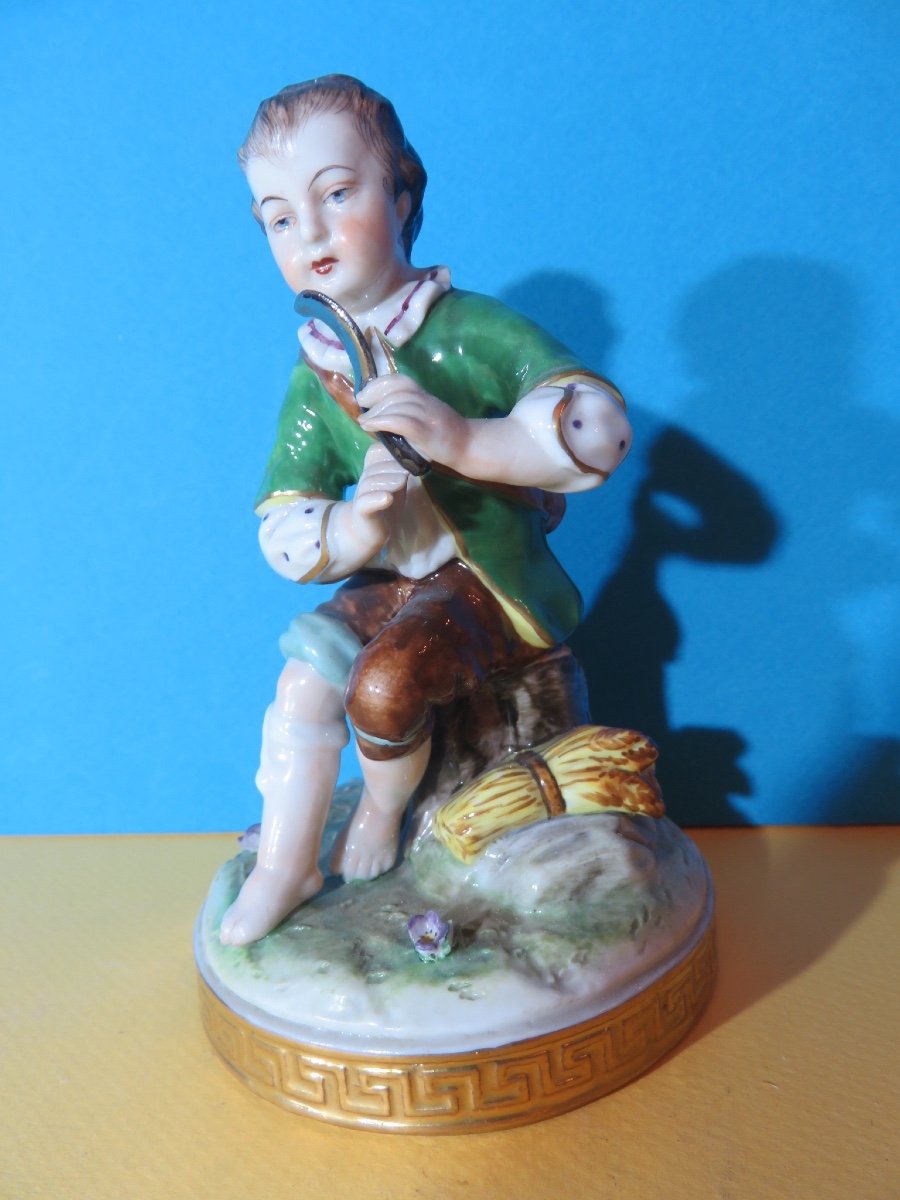 Sujet , figurine allemande ,en porcelaine ,représentant un jeune faucheur , Volkstedt début XX-photo-2