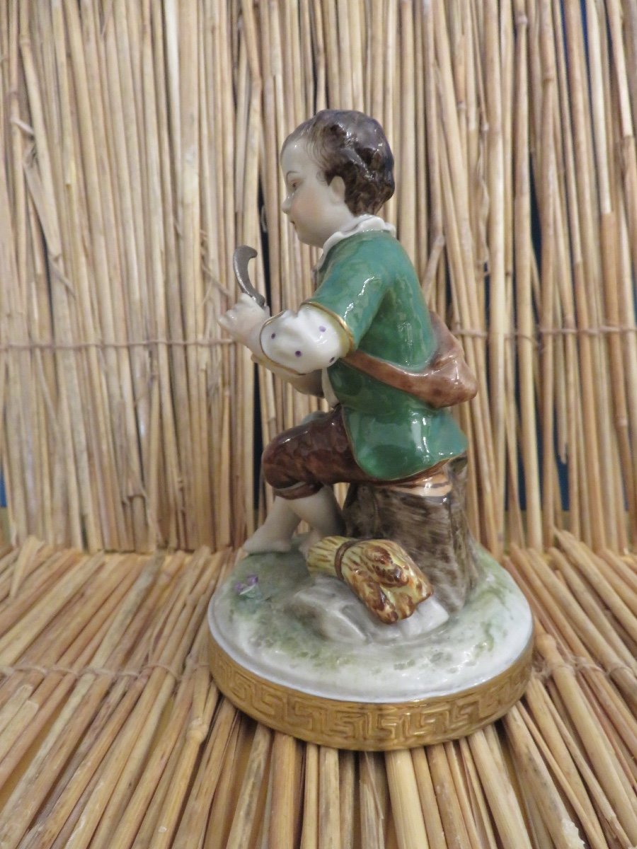 Sujet , figurine allemande ,en porcelaine ,représentant un jeune faucheur , Volkstedt début XX-photo-1