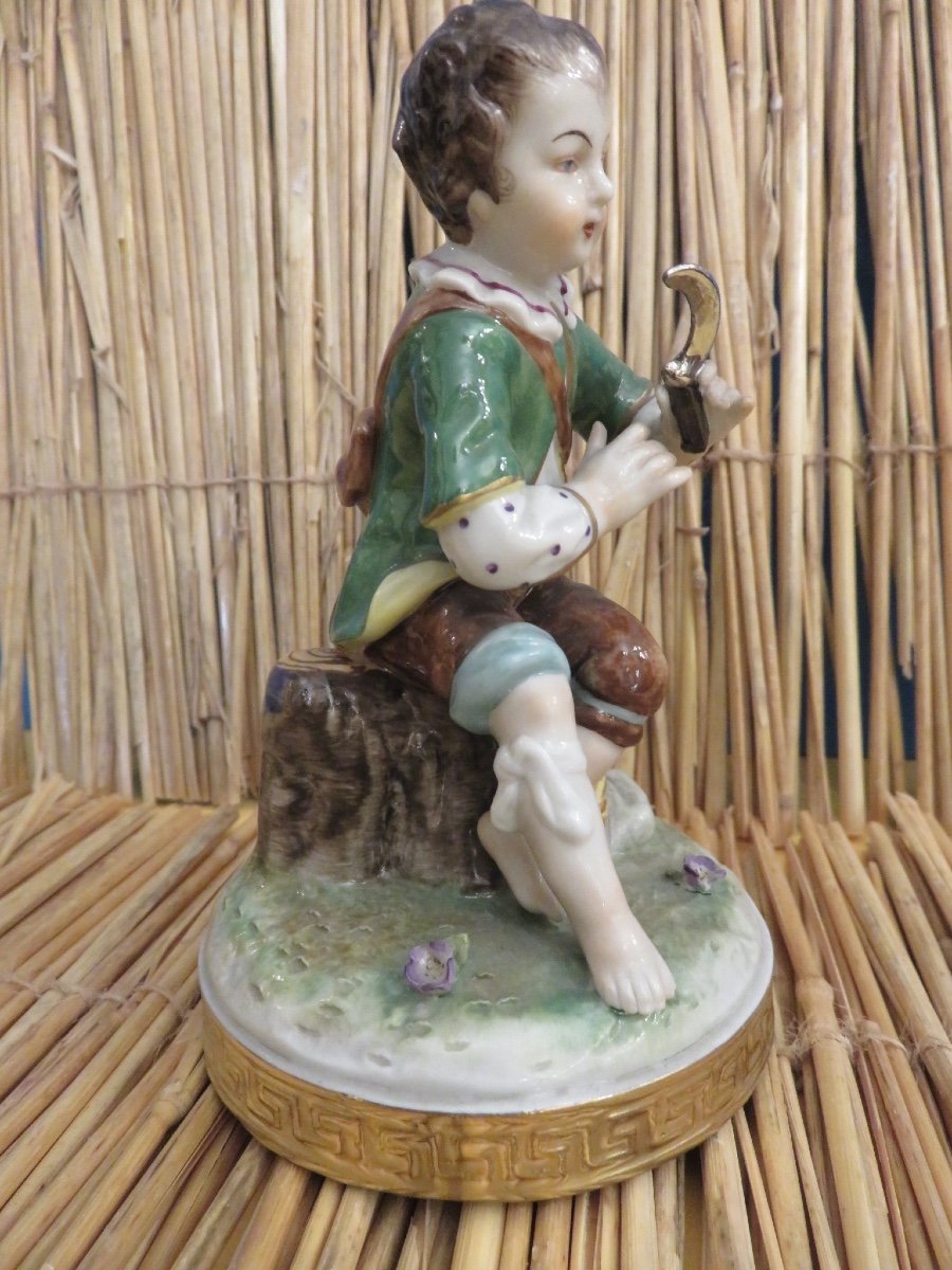 Sujet , figurine allemande ,en porcelaine ,représentant un jeune faucheur , Volkstedt début XX