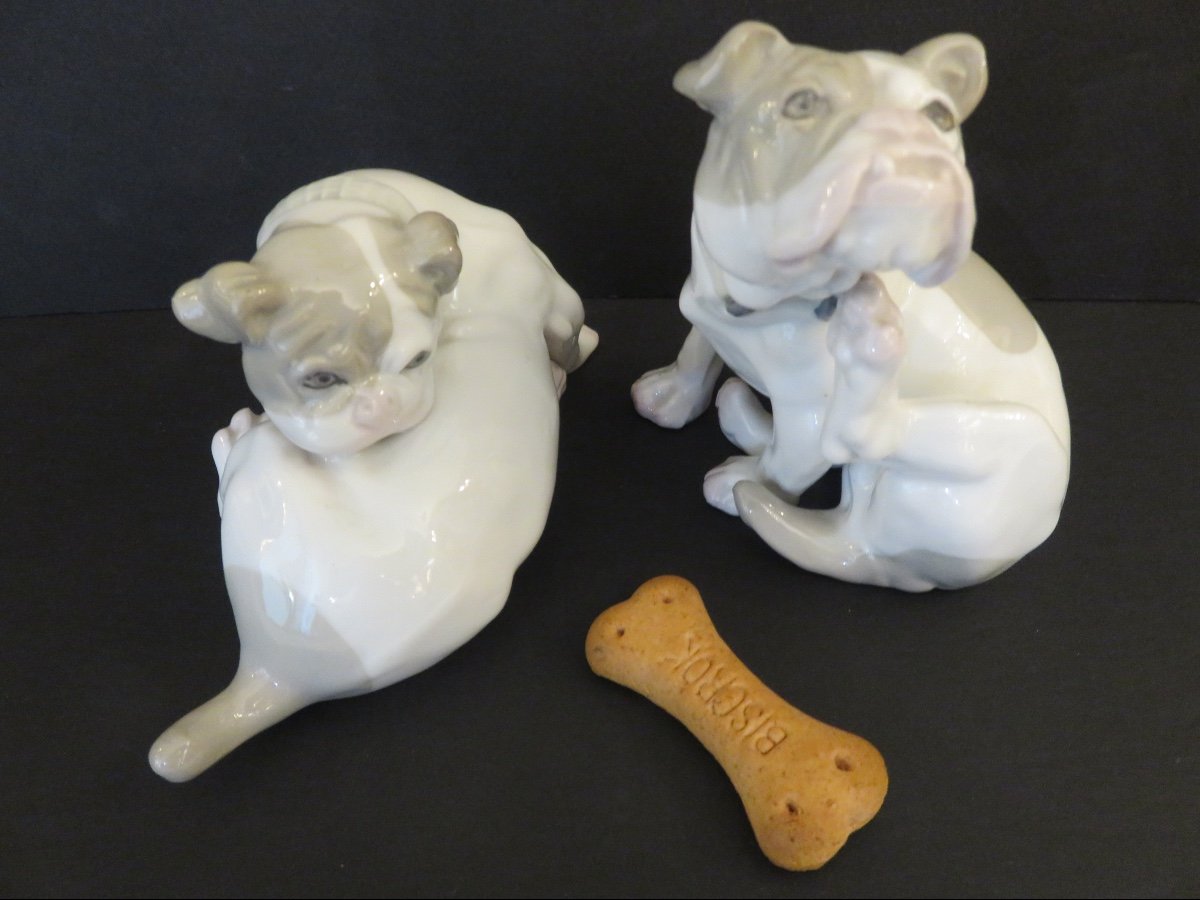 Sculpture animalière deux bouledogues en porcelaine du Danemark dans le goût d'Erik  Nielsen