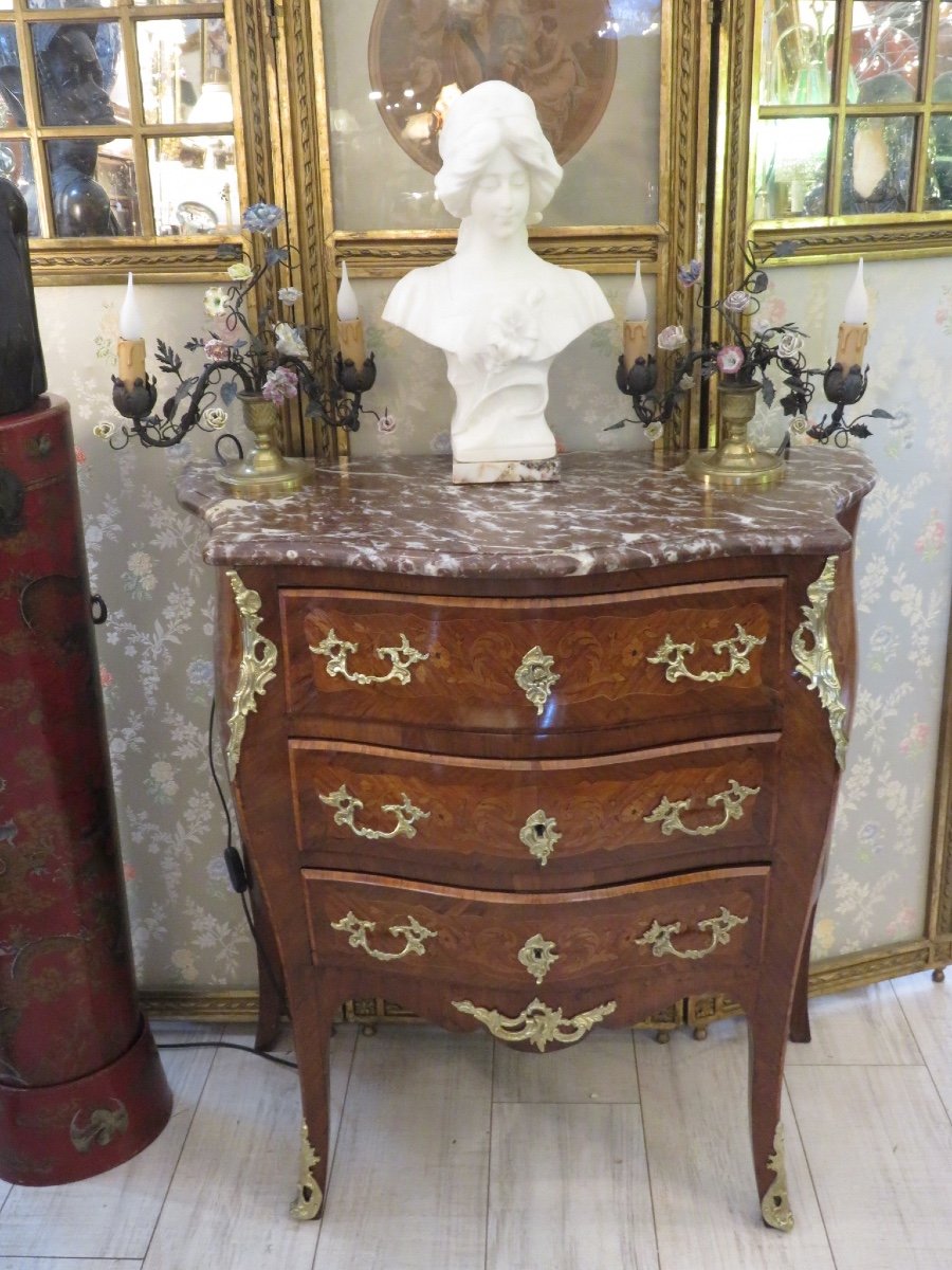 Commode galbée , marquetée  , dessus de marbre époque  XIX ème