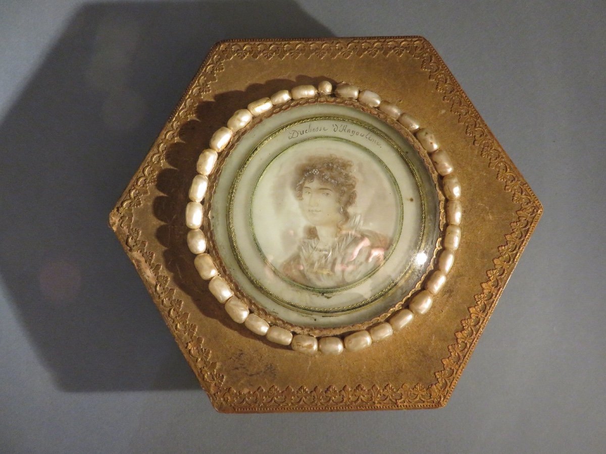 Box Fixed Under Glass, With Three-part Cut Sides, Portrait Of The Duchess Of Angoulême -photo-8