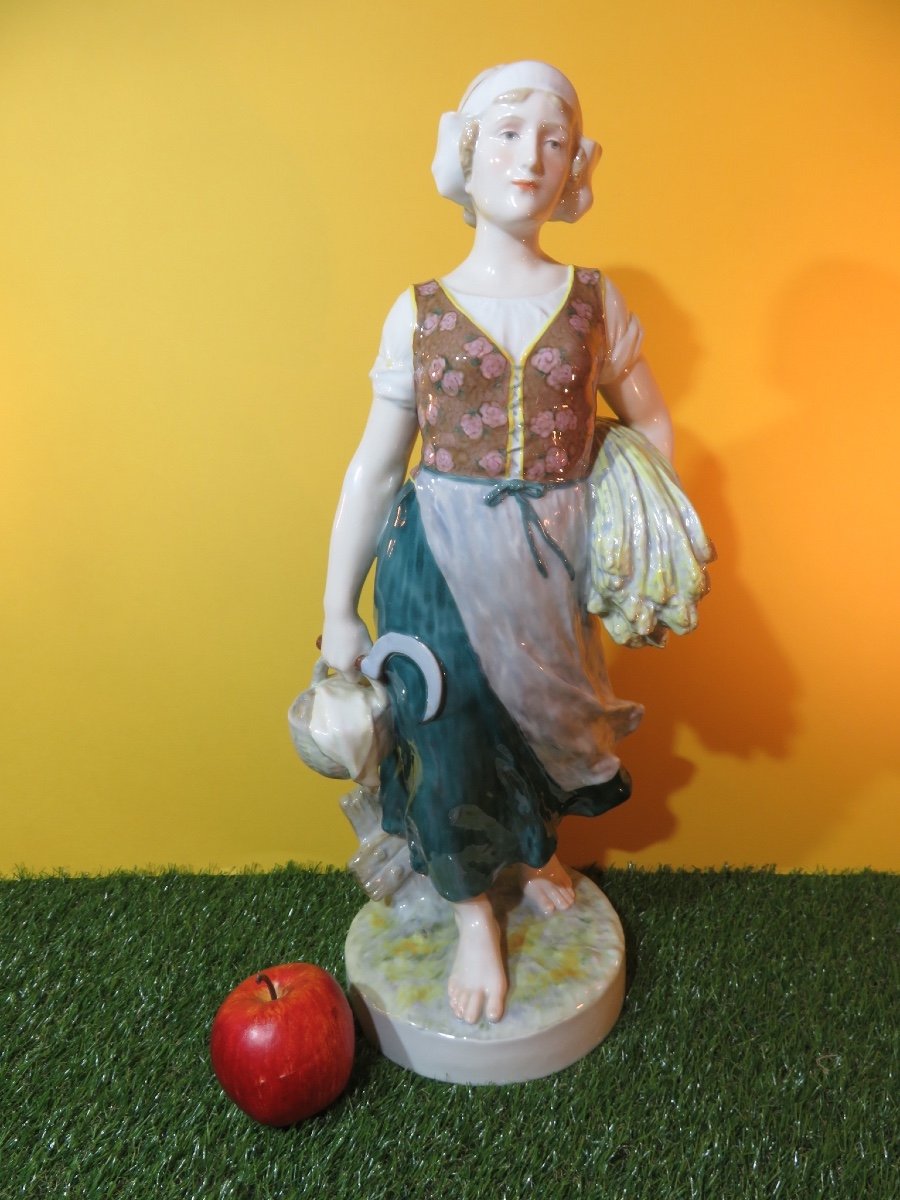 Grand sujet féminin en porcelaine polychrome (HT : 51 cm)" le retour des champs " années 1900