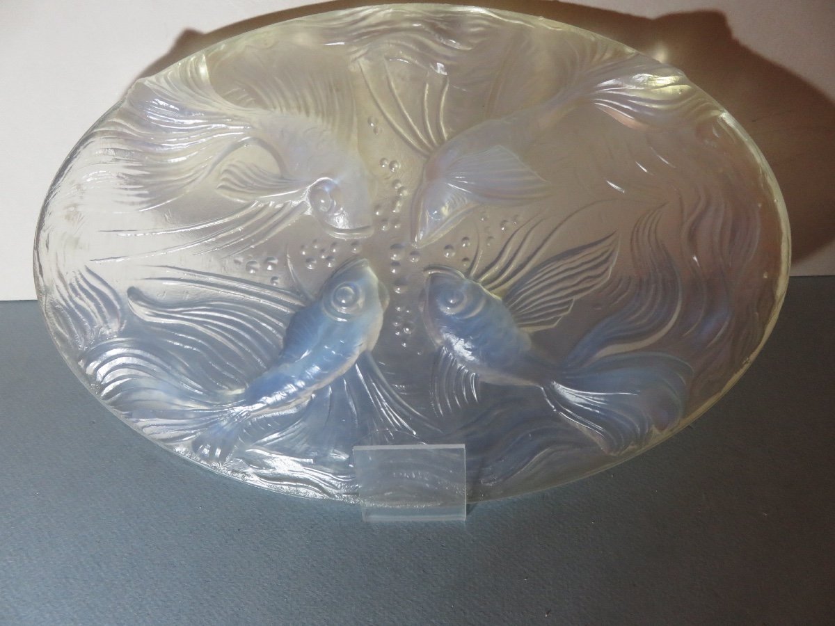 Verlys dessous de plat au décor de poissons , en verre opalescent 