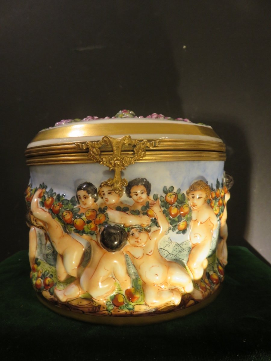 Boite en porcelaine de Capodimonte , marque en bleu au N couronné  XIX ème-photo-2