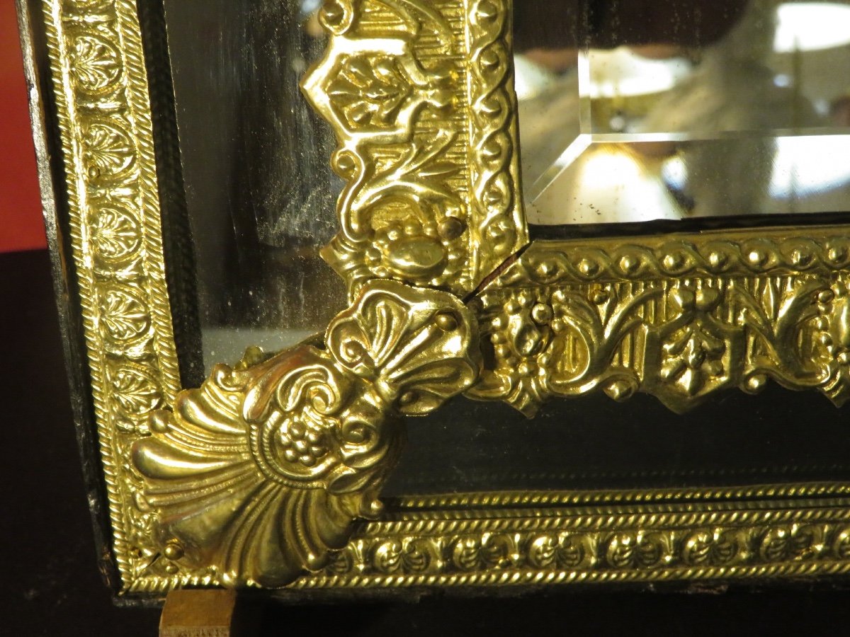 Miroir à parecloses en laiton repoussé de style Louis XIV d'époque XIX ème -photo-4