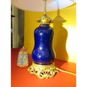 Lampe en porcelaine bleu de four , monture en bronze ciselé , XIX ème