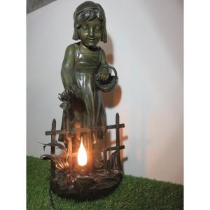 Sculpture faisant office de lampe ou de veilleuse d'une jeune paysanne , régule signé Ranieri