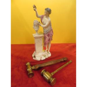 Groupe en porcelaine polychrome  et biscuit : femme sculptant un buste  