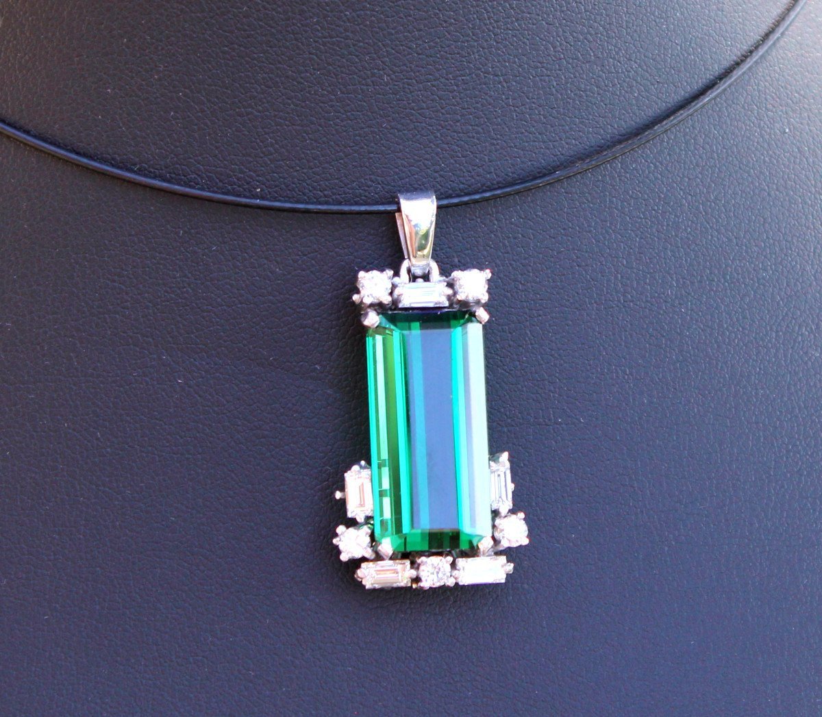 Gold Pendant, Green Tourmaline (+16 Ct) And Diamonds (+/-1 Ct)-photo-1