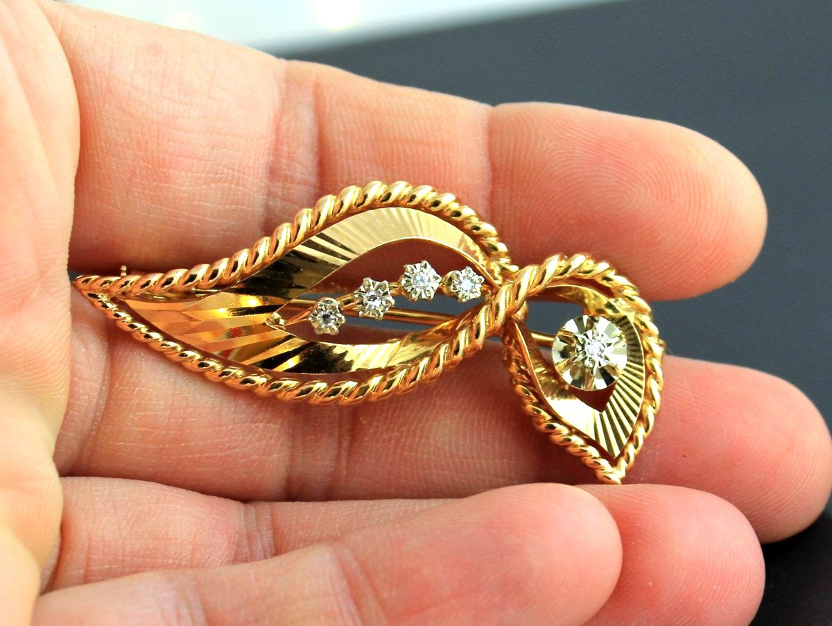 Gold And Diamond Brooch - 5 Cm