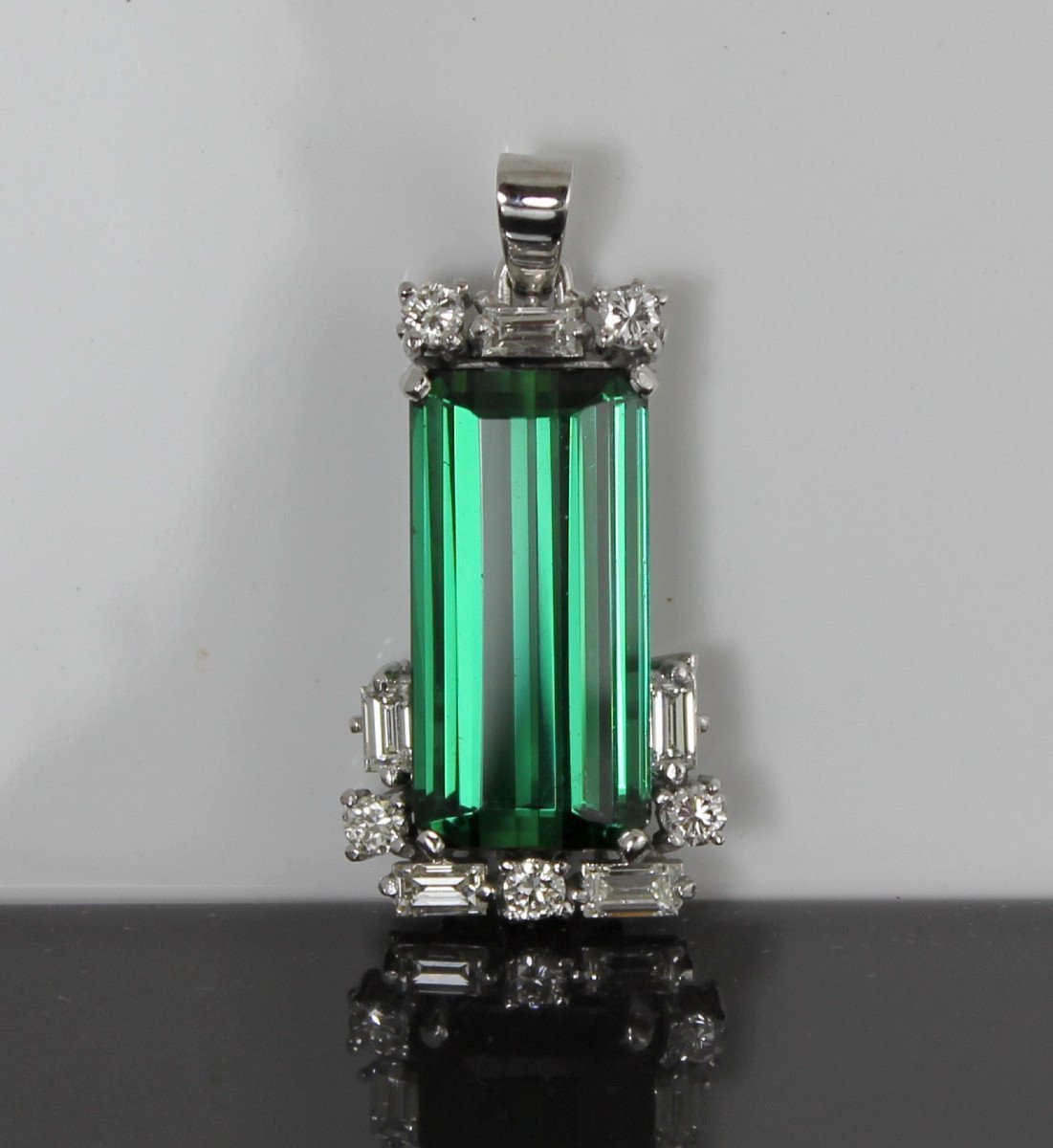 Gold, Green Tourmaline (16 Ct) And Diamonds (+/-1 Ct) Pendant-photo-2