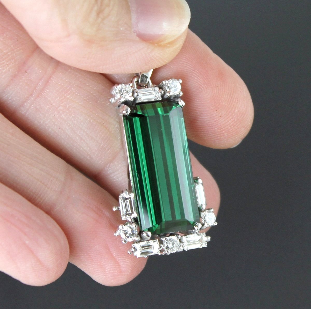 Gold, Green Tourmaline (16 Ct) And Diamonds (+/-1 Ct) Pendant