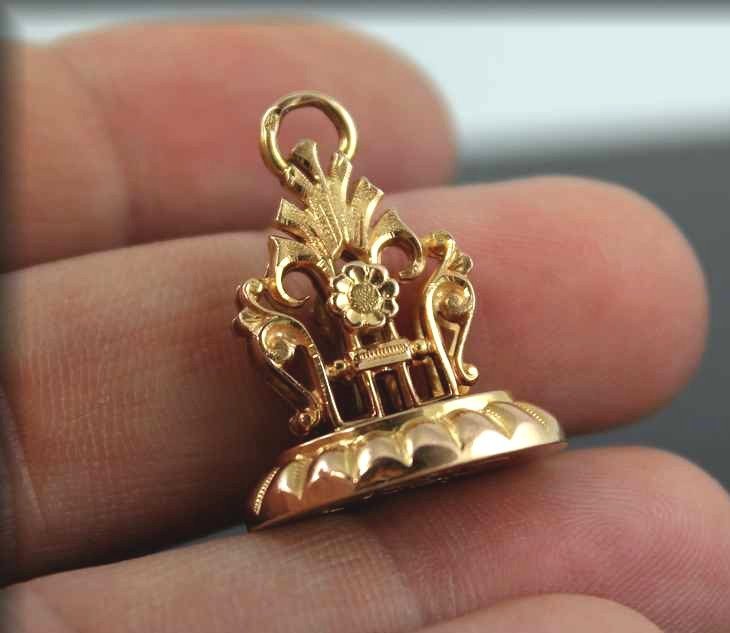 Pendant - Gold Seal Stamp, 19th Century.-photo-2