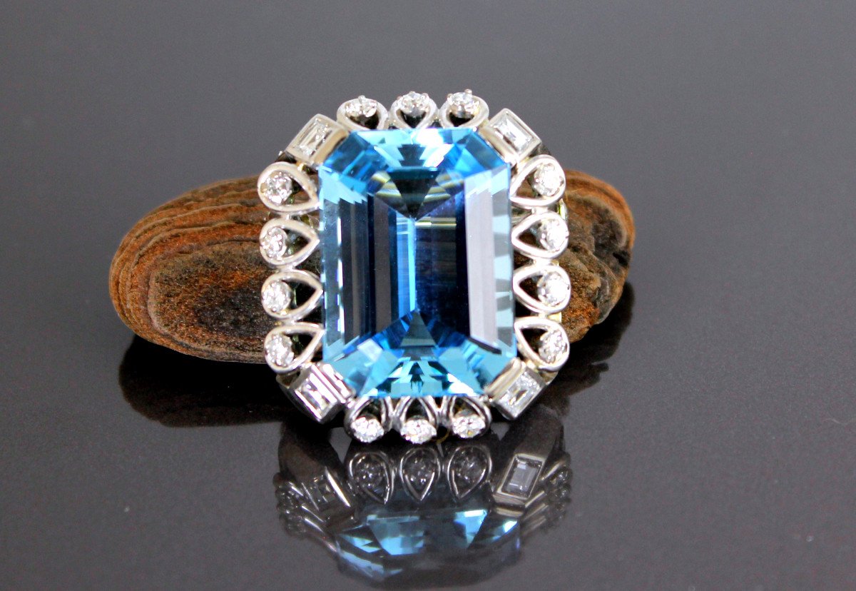 Aquamarine (+/-18 Ct) And Diamond Brooch