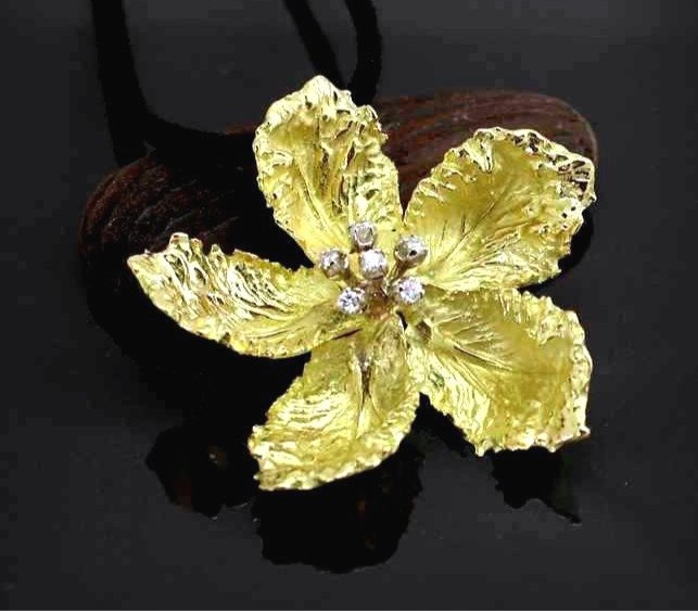 Gold And Diamond Pendant - 20.20 G - 4.5 Cm