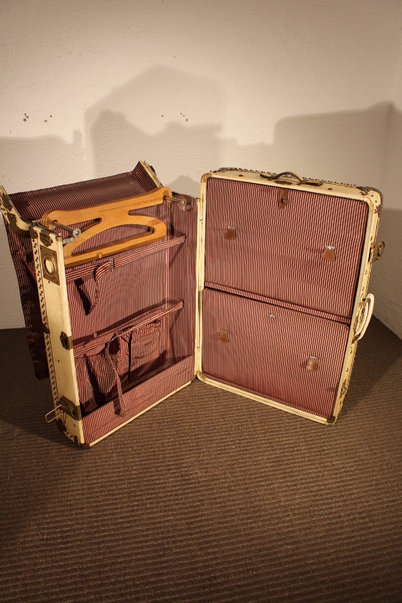 Proantic: Louis Vuitton Luggage Set