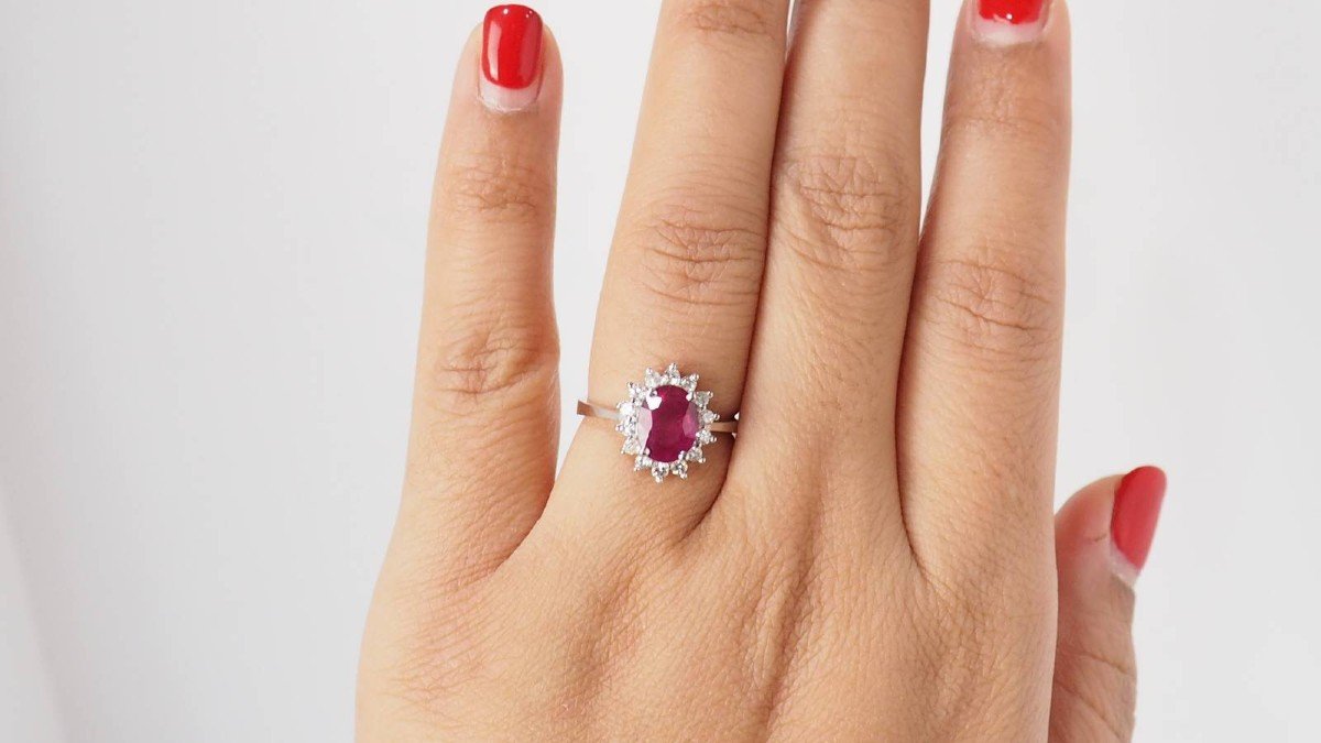 Daisy Ring In White Gold, Oval Ruby And Diamonds-photo-2