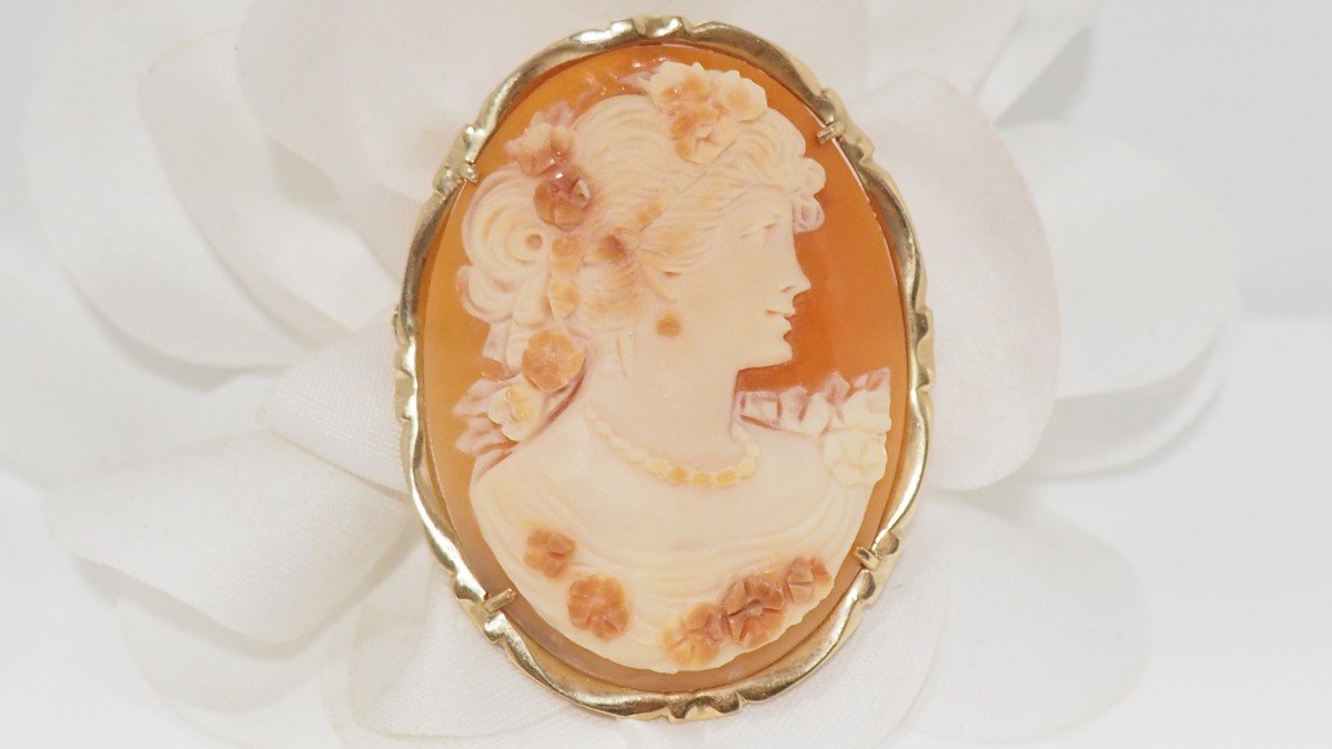 Pendant Brooch In Yellow Gold And Shell Cameo