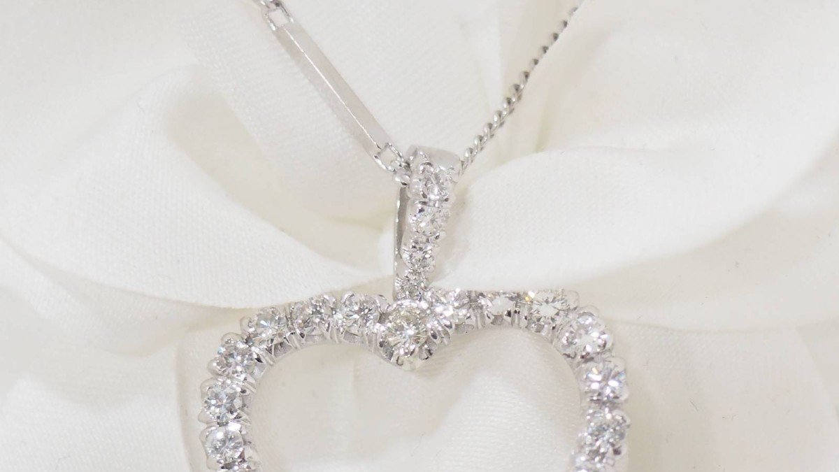Heart Necklace In White Gold And Diamonds-photo-3