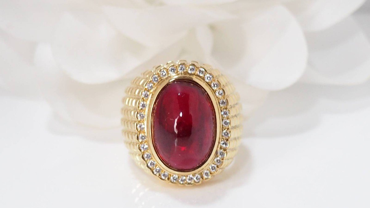 Bague Chevalière En Or Jaune Cabochon Pierre Rouge Et Diamants