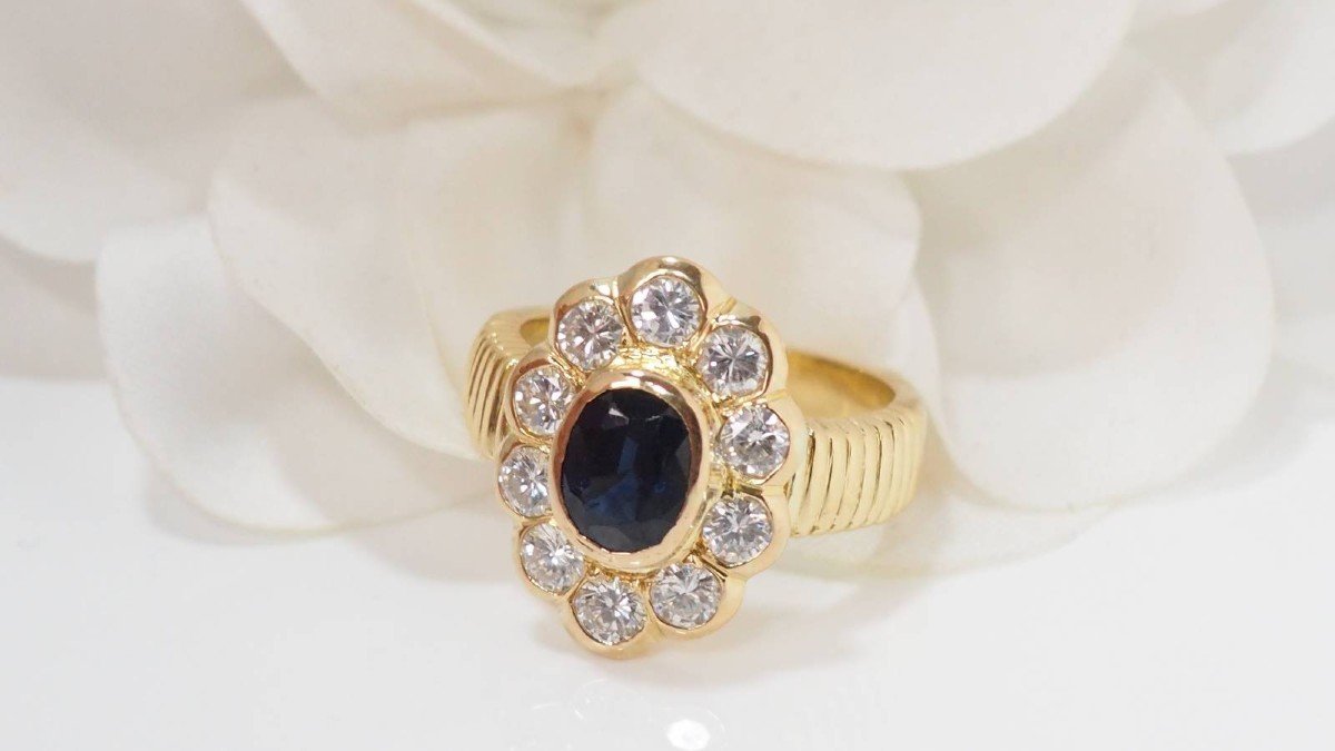 Entourage Ring In Yellow Gold, Oval Sapphire And Diamonds-photo-2