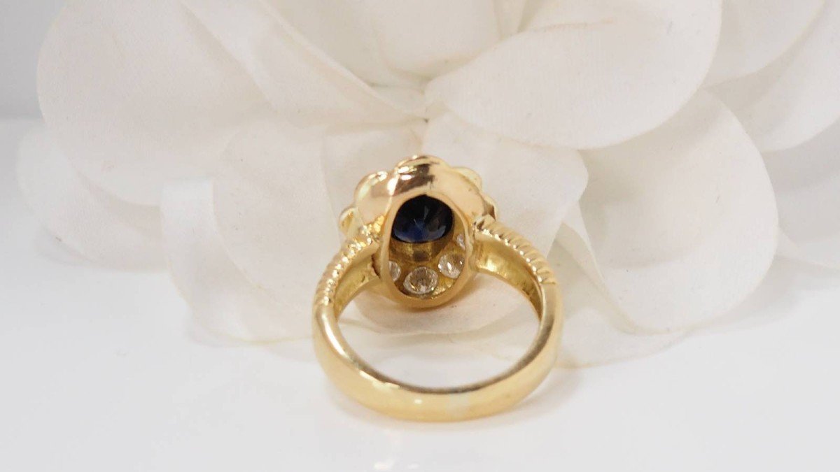 Entourage Ring In Yellow Gold, Oval Sapphire And Diamonds-photo-2