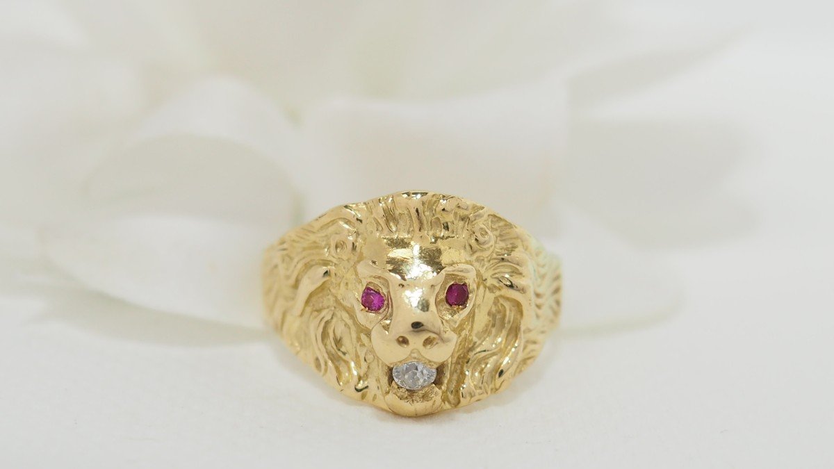 Bague Chevalière Lion En Or Jaune, Rubis Et Diamant 