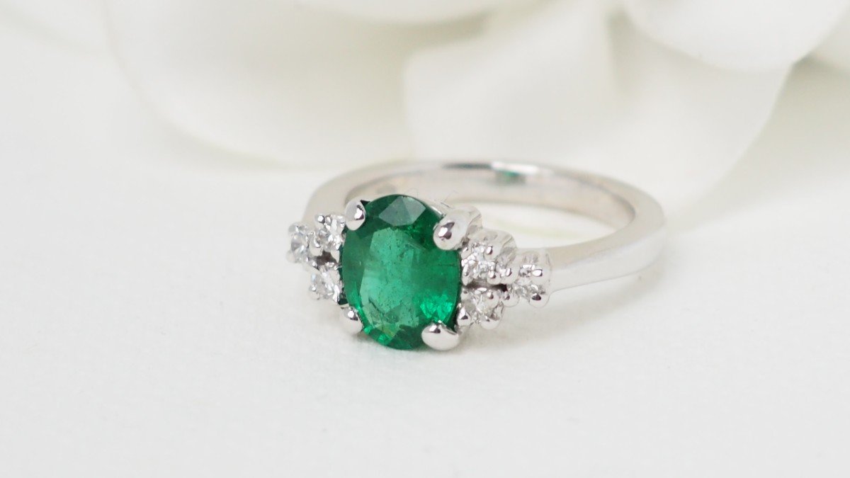 Ring In Yellow Gold, Emerald And Diamonds-photo-4