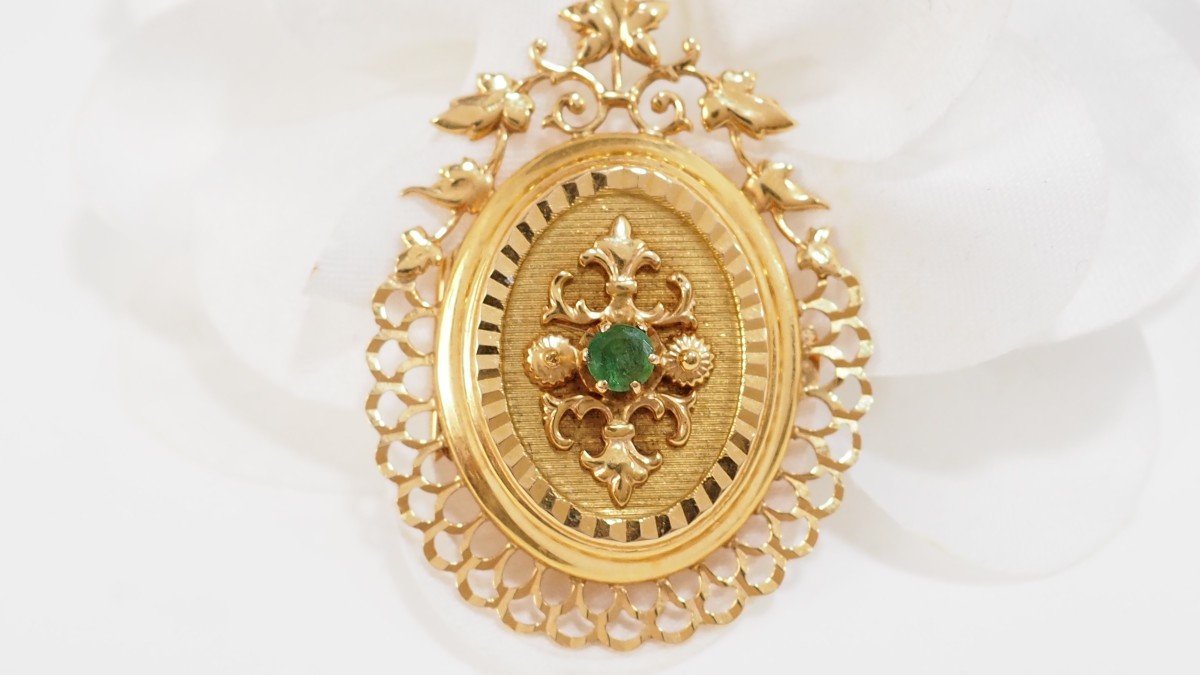 Photo Holder Pendant In Yellow Gold And Emerald