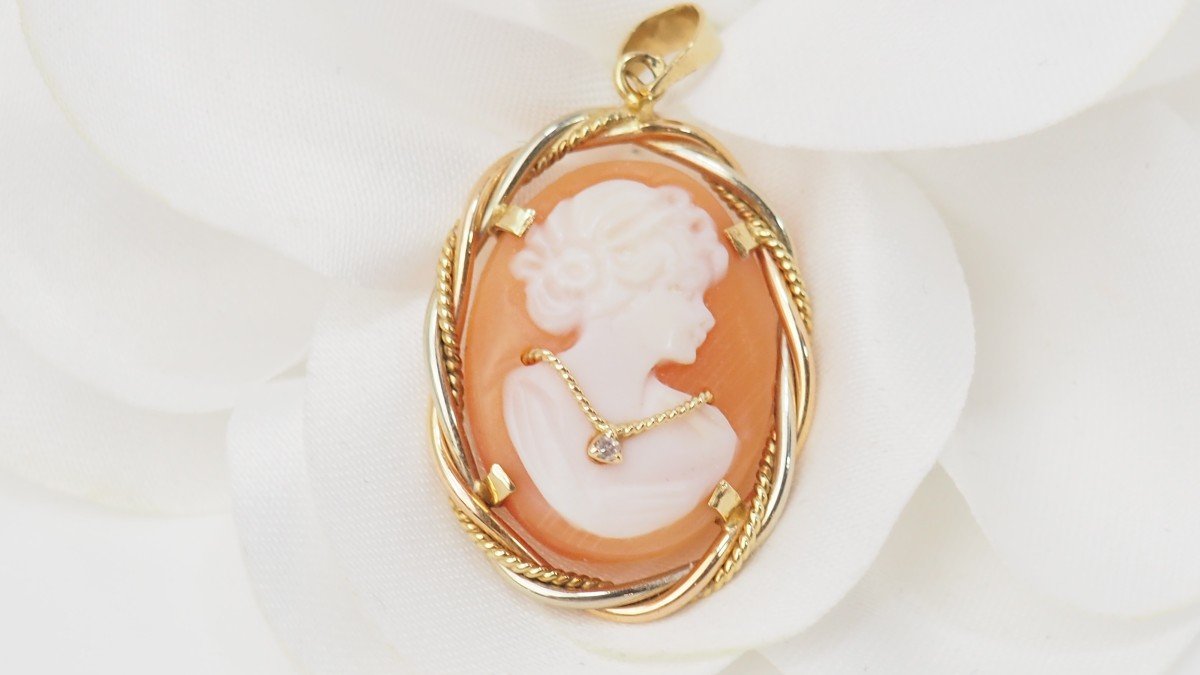 Yellow And Brilliant Cameo Pendant 