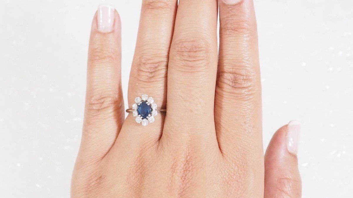 Marguerite Ring In White Gold, Sapphire And Diamonds-photo-4