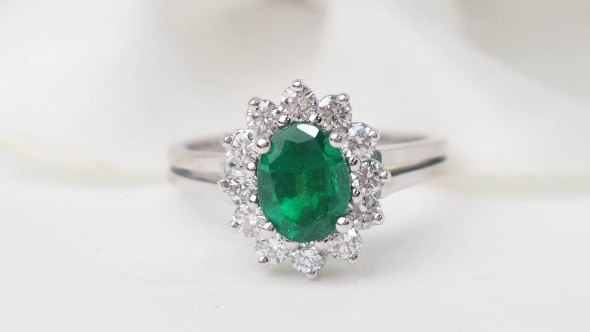 Marguerite Ring In White Gold Emerald And Diamonds