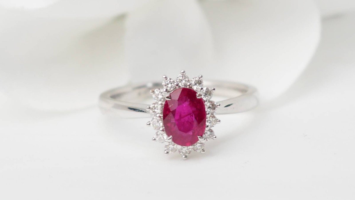 Bague Marguerite En Or Blanc, Rubis Ovale Et Diamants -photo-1