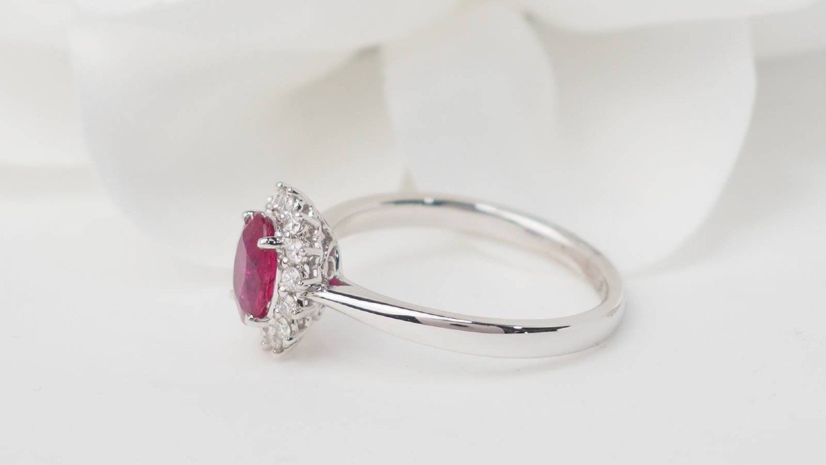 Bague Marguerite En Or Blanc, Rubis Ovale Et Diamants -photo-4