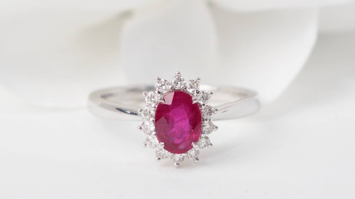 Bague Marguerite En Or Blanc, Rubis Ovale Et Diamants 