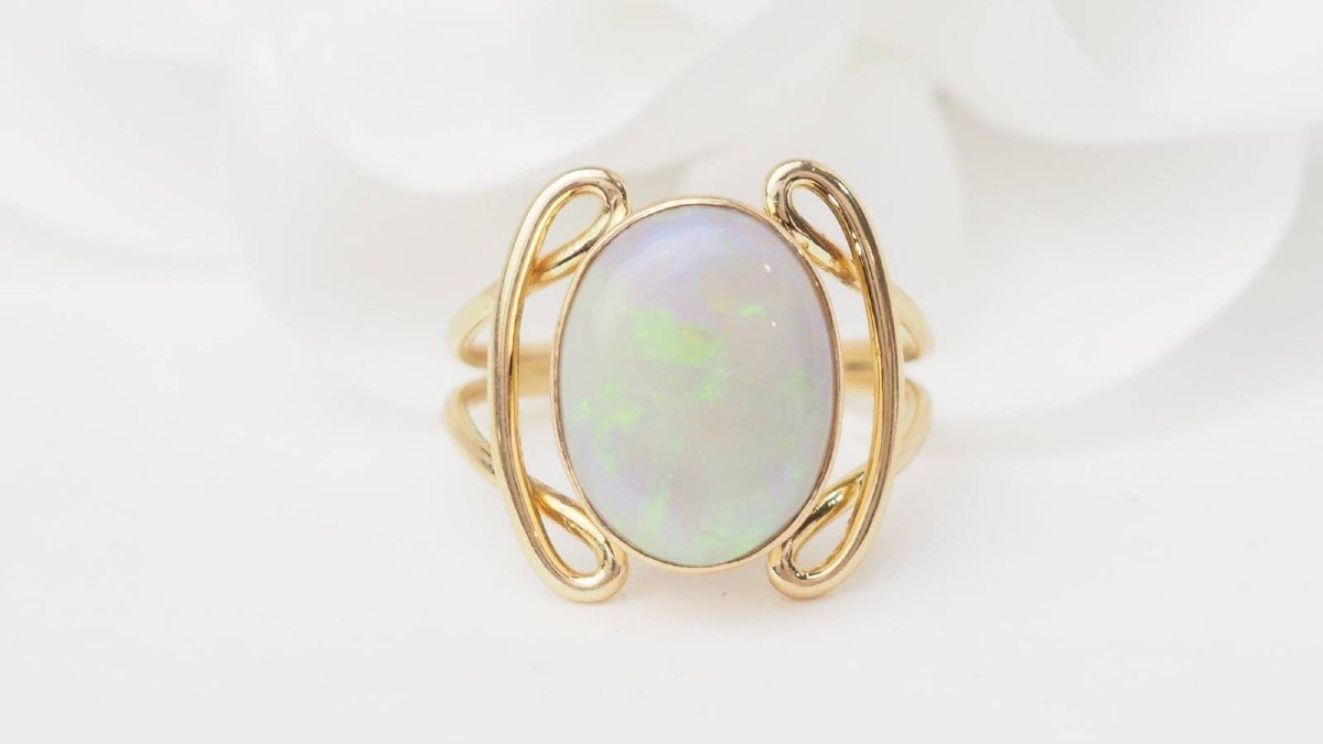 Oval Ring In Yellow Gold And Opal-photo-2