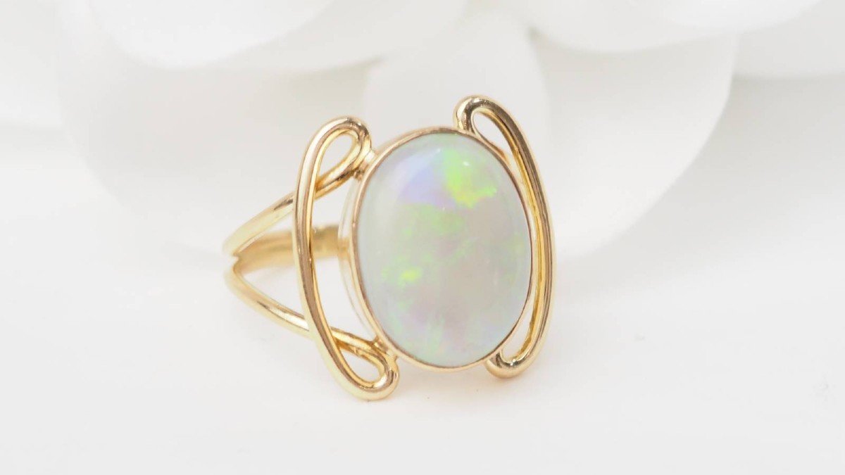 Oval Ring In Yellow Gold And Opal-photo-3