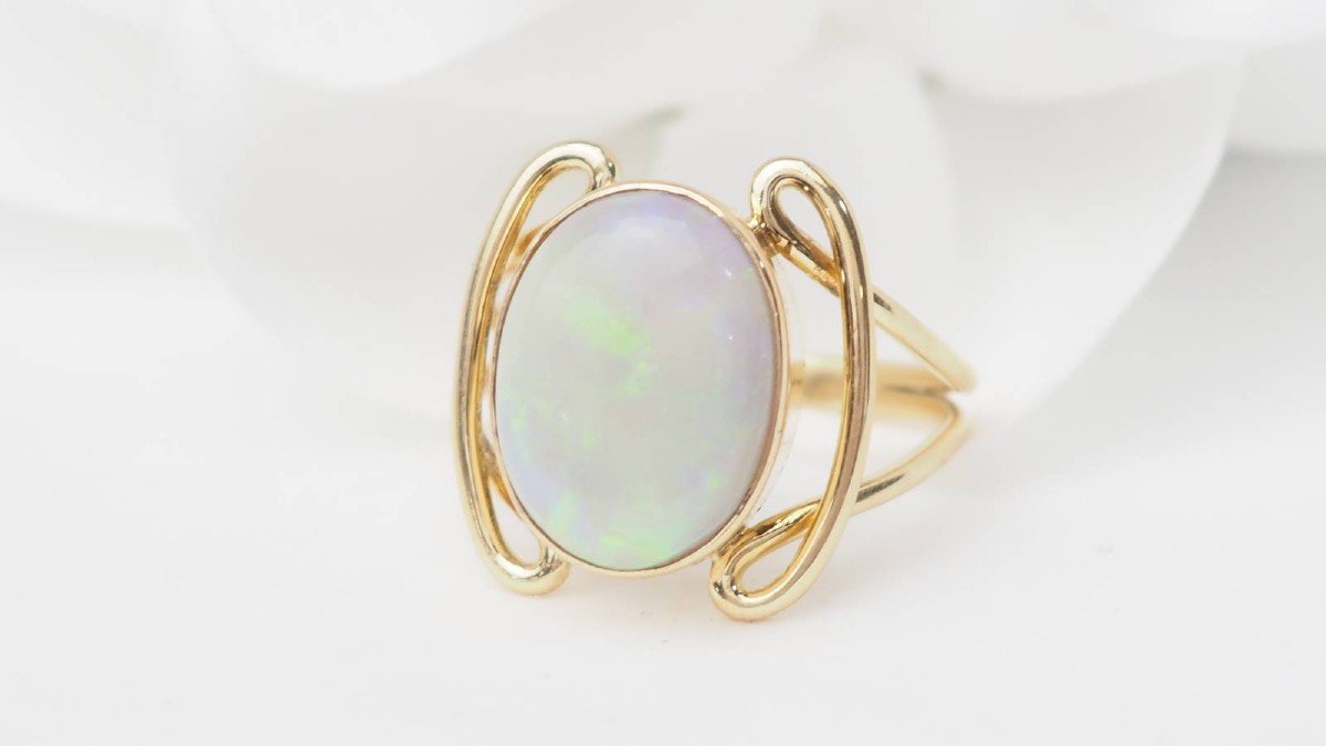 Oval Ring In Yellow Gold And Opal-photo-4