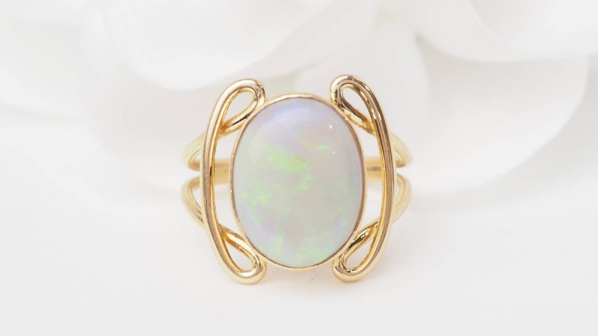 Oval Ring In Yellow Gold And Opal