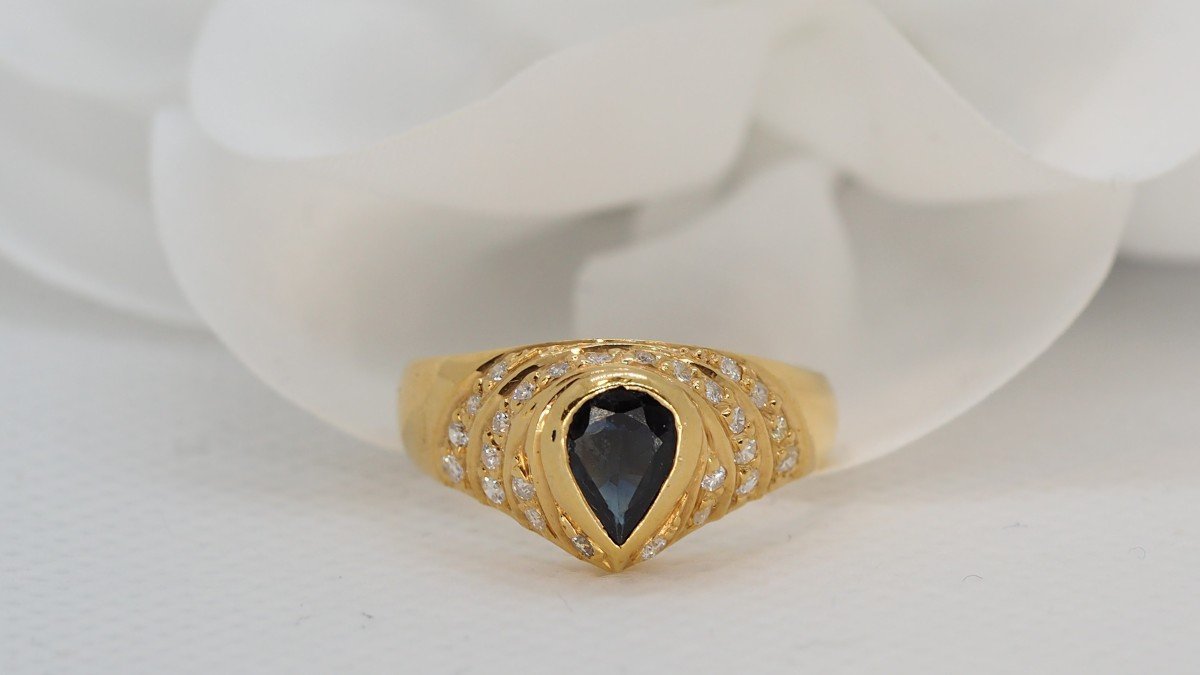 Bague En Or Jaune Sertie d'Un Saphir En Poire Et Diamants 