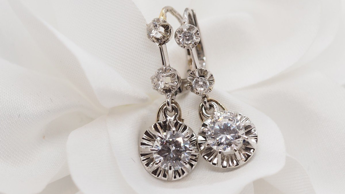 Boucles d'Oreilles Dormeuses En Or Gris Et Zirconiums-photo-2