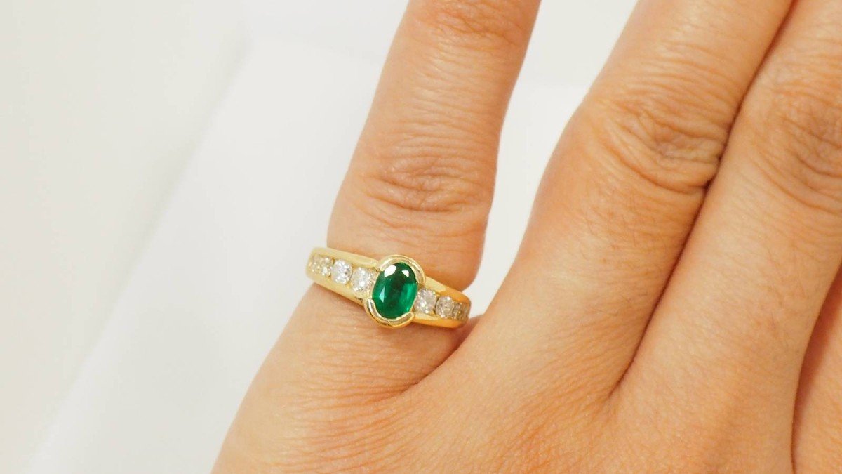 Ring In Yellow Gold, Oval Emerald And Diamonds-photo-4