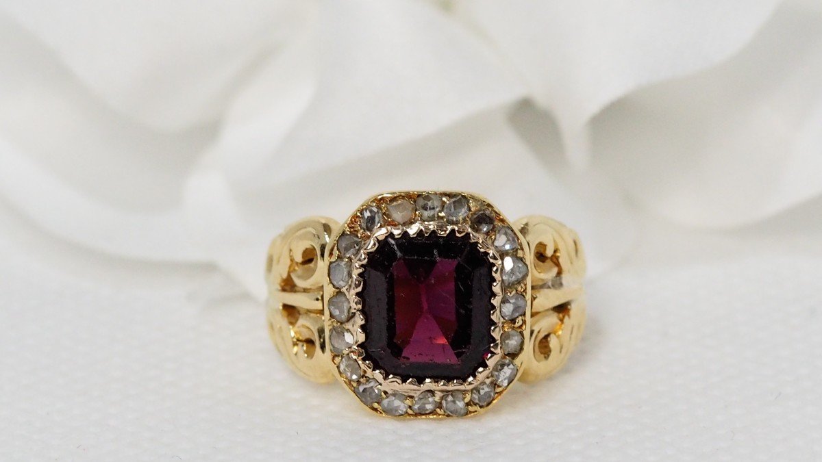 Ring In Yellow Gold, Garnet  And Rose Cut Diamonds