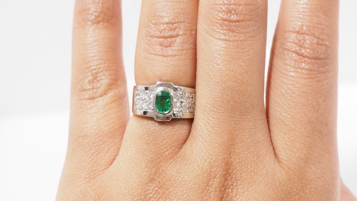 Ring In White Gold, Emerald And Diamonds-photo-1