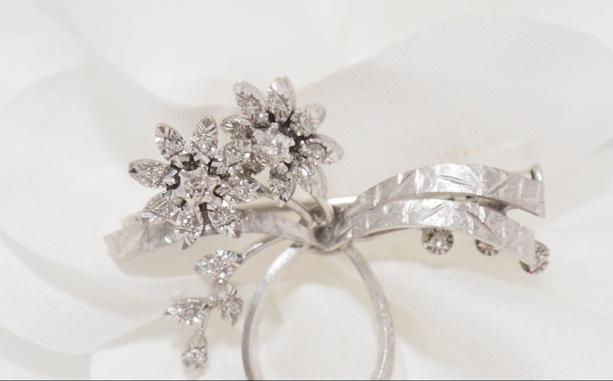 Bouquet Brooch In White Gold And Diamonds-photo-3