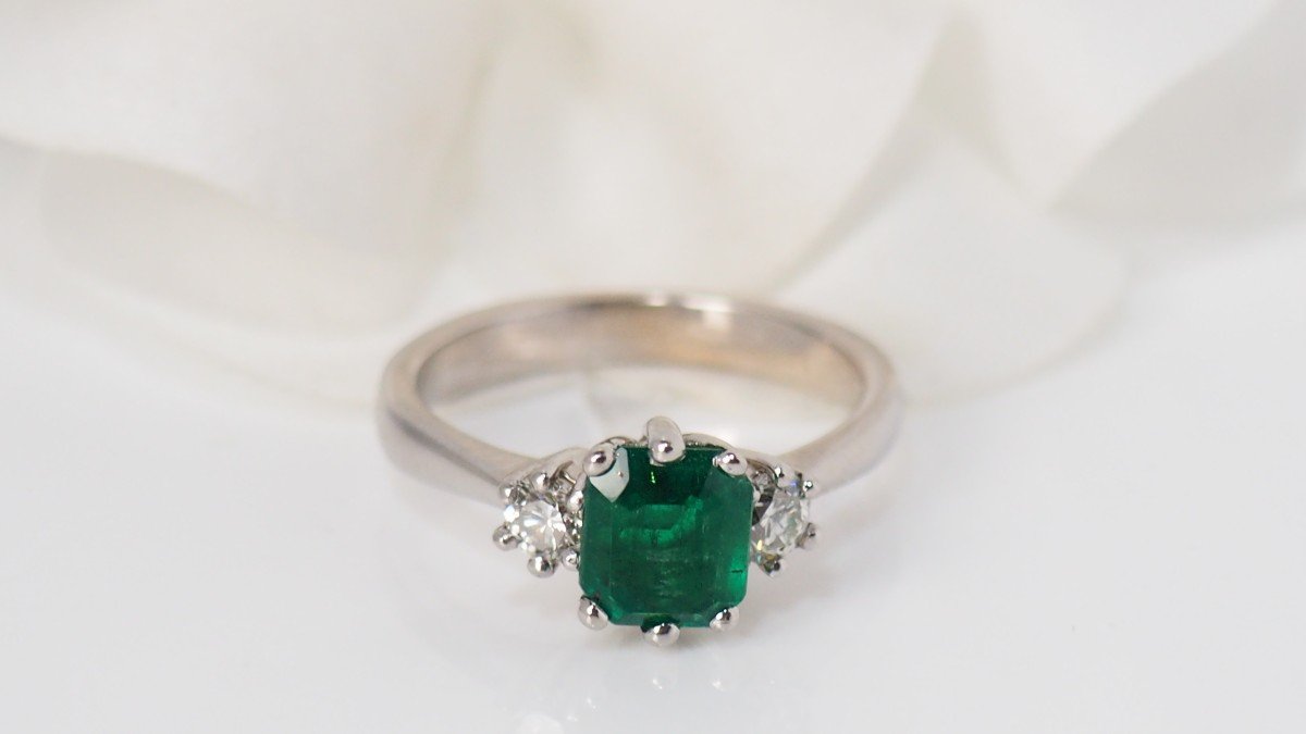 Ring In White Gold, Emerald And Diamonds-photo-1