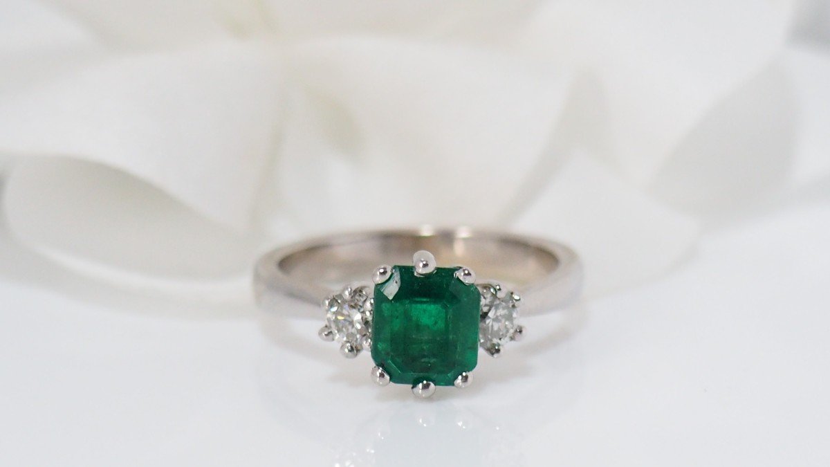 Ring In White Gold, Emerald And Diamonds-photo-5